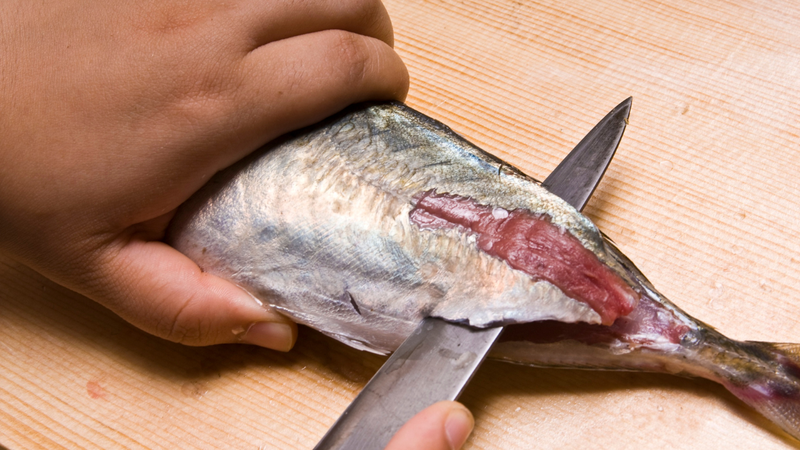 Luôn chế biến cá nục đuôi đỏ chín hoàn toàn