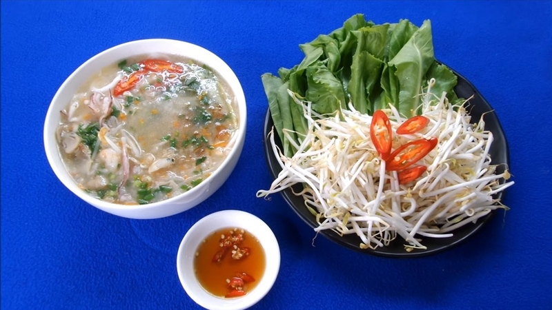 Nên xào mực trước khi cho vào nấu cháo để giữ được độ giòn của mực