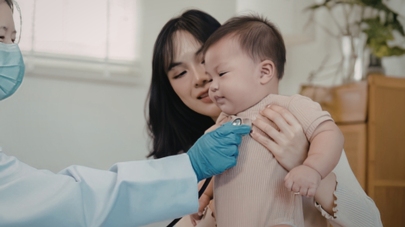 Sau tiêm nên ở lại cơ sở tiêm chủng ít nhất 30 phút để được theo dõi phản ứng ngay sau tiêm