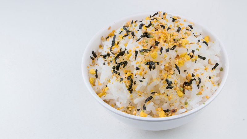 Trẻ có thể có nguy cơ bị dị ứng với thành phần có trong gia vị rắc cơm