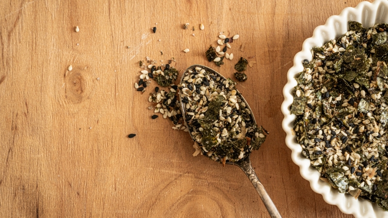 Khi chọn gia vị rắc cơm cho bé, nên ưu tiên các loại có hàm lượng muối thấp, không chất bảo quản, không chất tạo màu nhân tạo