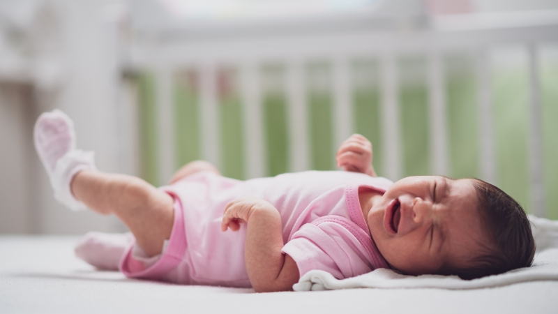 Trẻ đột ngột liên tục thức giấc và quấy khóc
