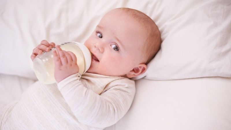 Giải đáp ăn dặm xong bao lâu thì uống sữa? Lời khuyên cho mẹ 2