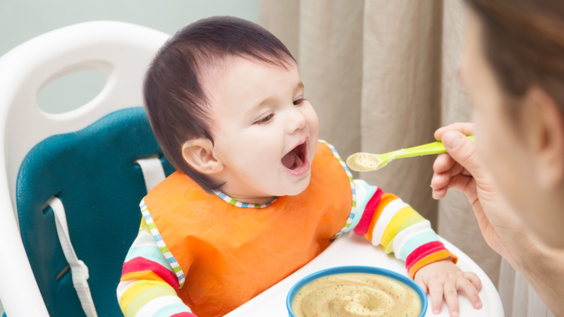 Giải đáp ăn dặm xong bao lâu thì uống sữa? Lời khuyên cho mẹ 4