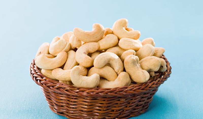 Mẹ mới sinh ăn hạt điều được không?