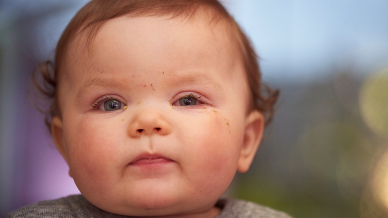 bé bị đau mắt đỏ dùng thuốc gì 0