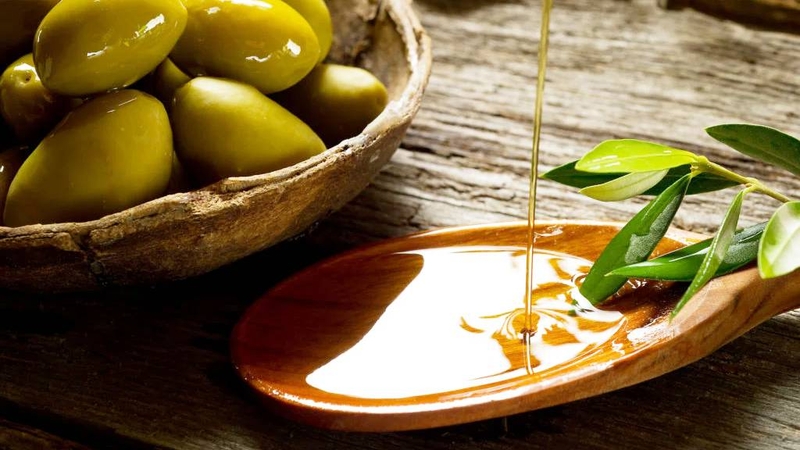 Dầu oliu chứa chất béo không bão hòa có lợi, giúp cải thiện sức khỏe tim mạch