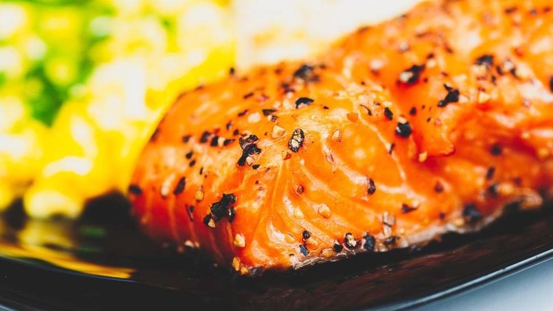 Cá hồi nướng nằm trong thực đơn ăn trưa của ngày thứ 7
