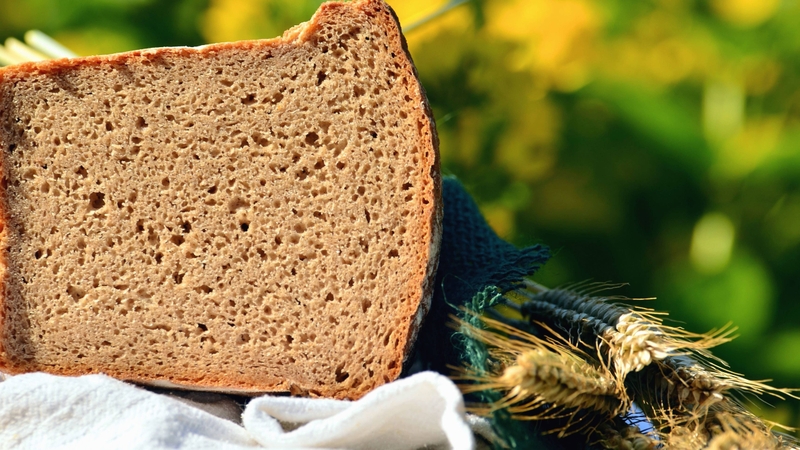 Bánh mì đen nằm trong thực đơn ăn sáng của ngày thứ 3