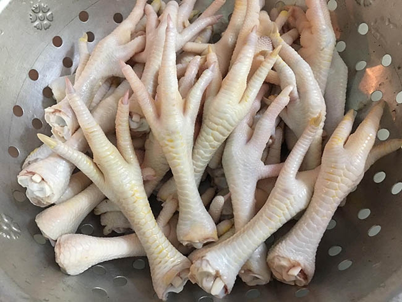 Tùy thuộc vào cách chế biến mà hàm lượng calo trong chân gà là khác nhau