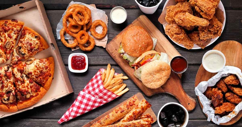 Ngoài tiết canh vịt, khuyến khích mẹ cho con bú không ăn đồ cay nóng, chiên rán,...