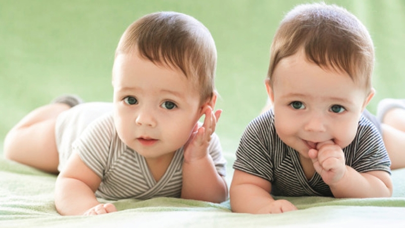 Tùy thuộc vào điều kiện kinh tế và sức khỏe của mẹ để quyết định có nên thụ tinh sinh đôi không