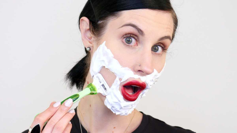 Giải đáp: Con gái cạo ria mép có sao không? 1