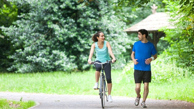 giai-dap-dap-xe-va-chay-bo-cai-nao-tot-hon