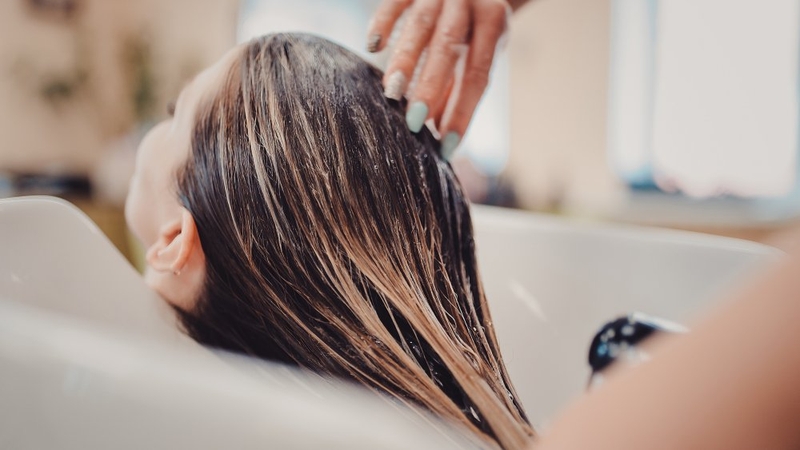 Hãy làm khô tóc 50% trước khi sử dụng dầu xả