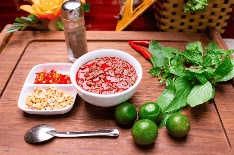 Tiết canh là món ăn tươi sống khá phổ biến tại Việt Nam