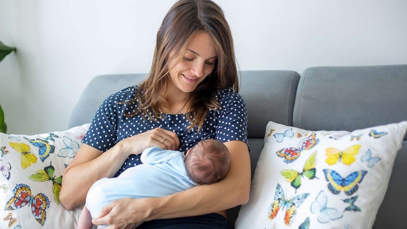 Giải đáp: Mẹ bị đau mắt đỏ có nên cho con bú? 2