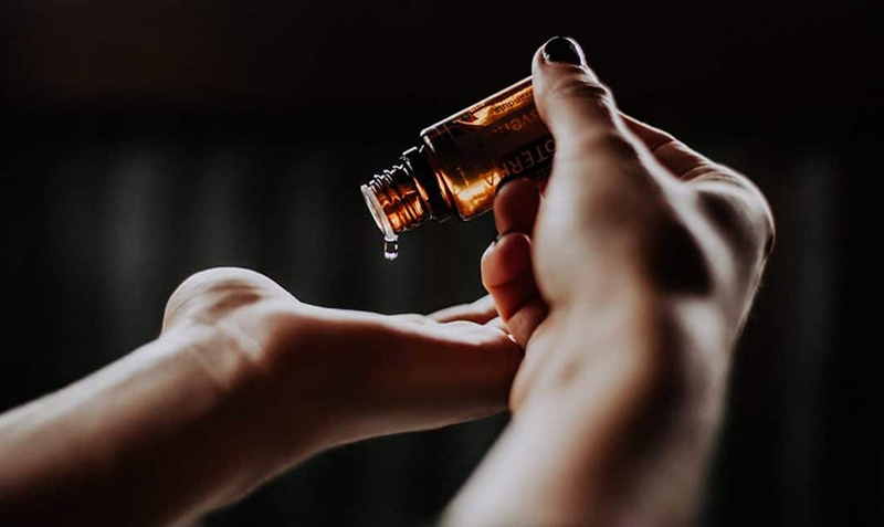 Nên lựa chọn mùi hương nhẹ và mua tinh dầu ở địa điểm uy tín, bảo đảm an toàn sức khỏe