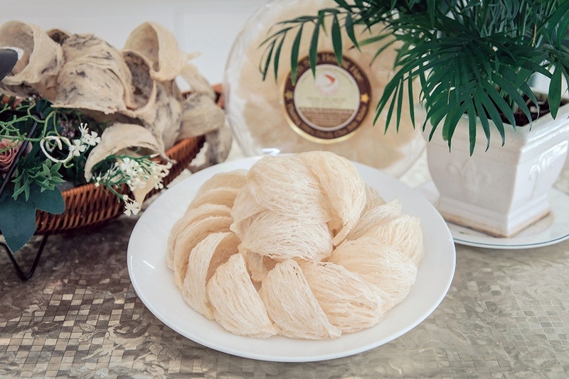 Yến sau khi được làm sạch phải có màu trắng trong và&nbsp;không dính&nbsp;lông