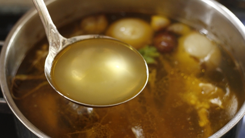 Giải đáp nước hầm xương để tủ lạnh được bao lâu 4