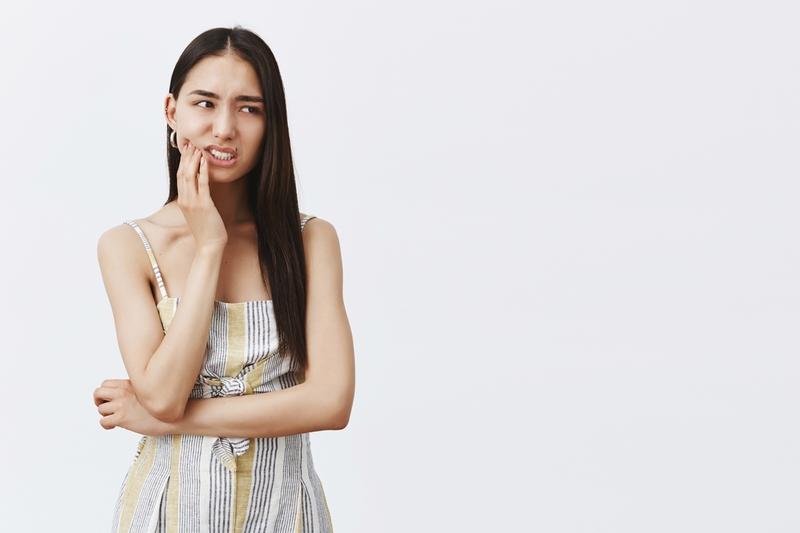 Giải đáp: Răng khôn mọc lệch nhưng không đau có nên nhổ hay không?