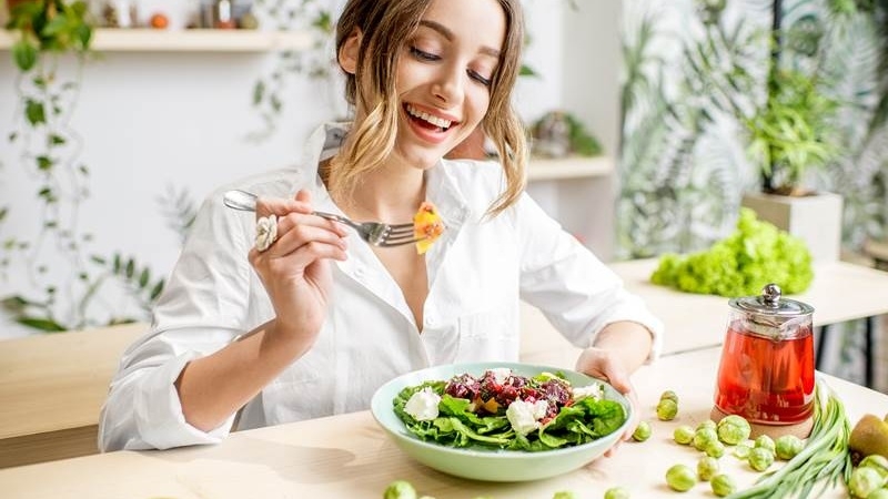 Cân bằng chế độ dinh dưỡng cũng giúp đẩy lùi tính trạng kinh nguyệt không đều