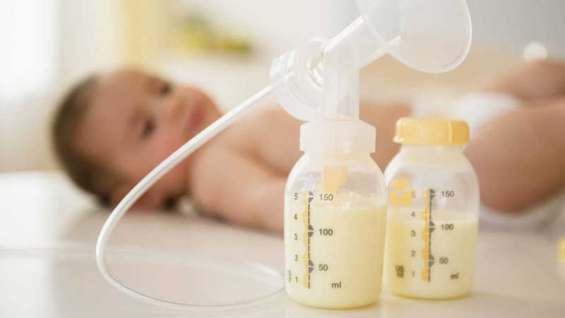 Giải đáp: Sữa mẹ bé bú còn dư để được bao lâu 3