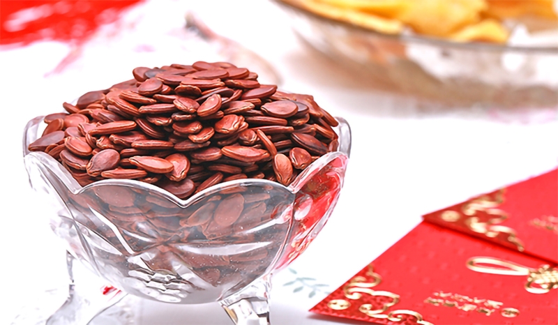 100gr hạt dưa đã được phơi khô và bóc vỏ, không thêm gia vị chứa khoảng 557 calo