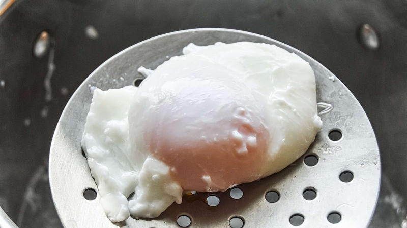 Giải đáp thắc mắc: Ăn trứng gà chần có tốt không? 4