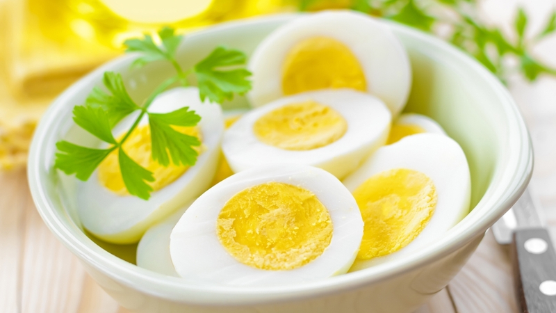 Gãy xương nên ăn gì? Gãy xương nên ăn trứng để bổ sung protein, vitamin và khoáng chất