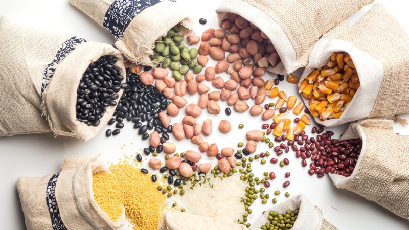Ngũ cốc nguyên hạt chứa nhiều vitamin nhóm B, magie, sắt và chất xơ
