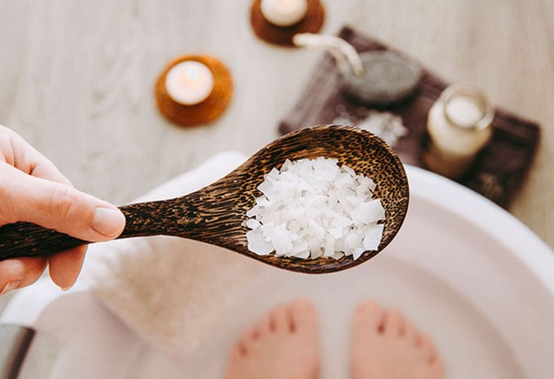 Giải đáp thắc mắc: Bị thuỷ đậu có nên tắm nước muối không? 2