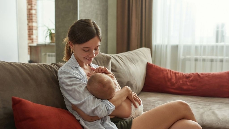 Giải đáp thắc mắc: Cho con bú phun mày được không 1