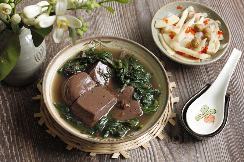 Không nên ăn tiết canh sống, ưu tiên bà bầu lựa chọn các món tiết canh đã được làm chín