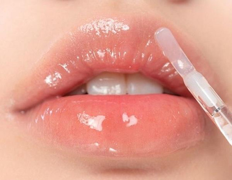 Sử dụng vaseline đều đặn cho môi giúp môi căng mọng hơn mỗi ngày