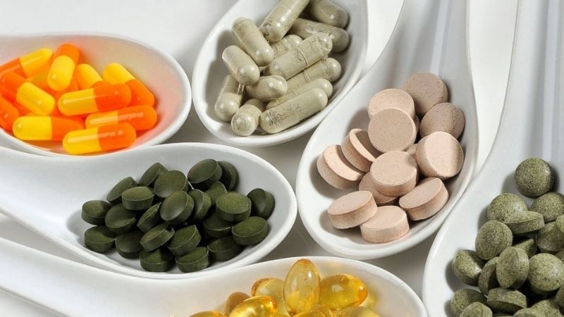 Uống thực phẩm chức năng để bổ sung dinh dưỡng cho xương và các cơ