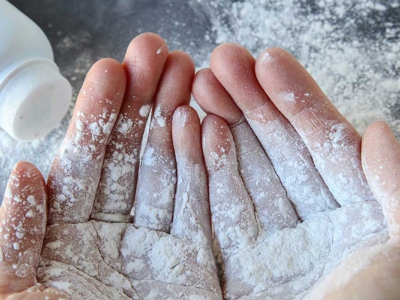 Thoa phấn rôm trực tiếp lên tóc giúp cải thiện tóc bết