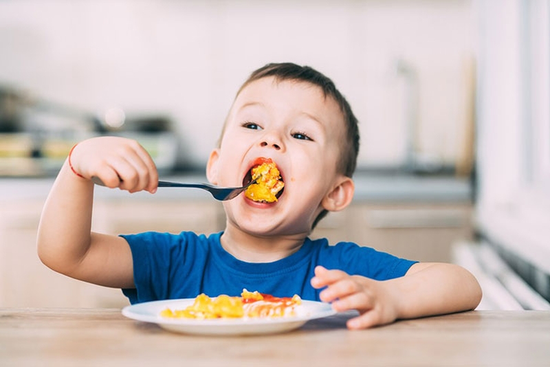 Không nên cho trẻ dưới 5 tuổi ăn trứng vịt lộn