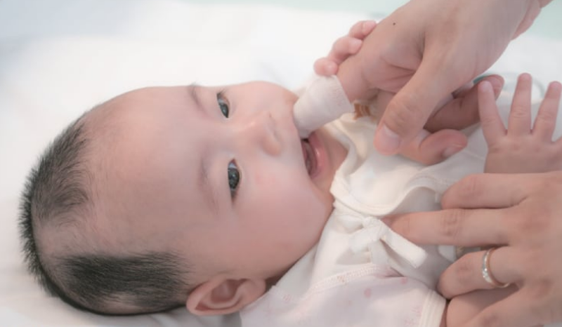 Giải đáp thắc mắc: Mẹ cần rơ lưỡi cho trẻ sơ sinh đến mấy tháng? 1