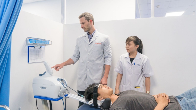 Trước khi thực hiện nắn chỉnh xương khớp, bác sĩ sẽ chẩn đoán sơ bộ tình trạng bệnh