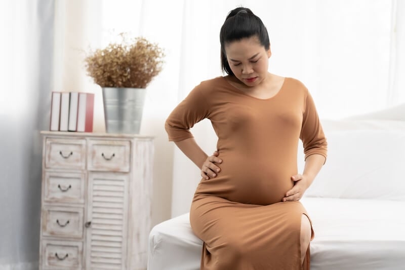 Giải đáp thắc mắc theo dân gian và khoa học: Vì sao không được bước qua người bà bầu?