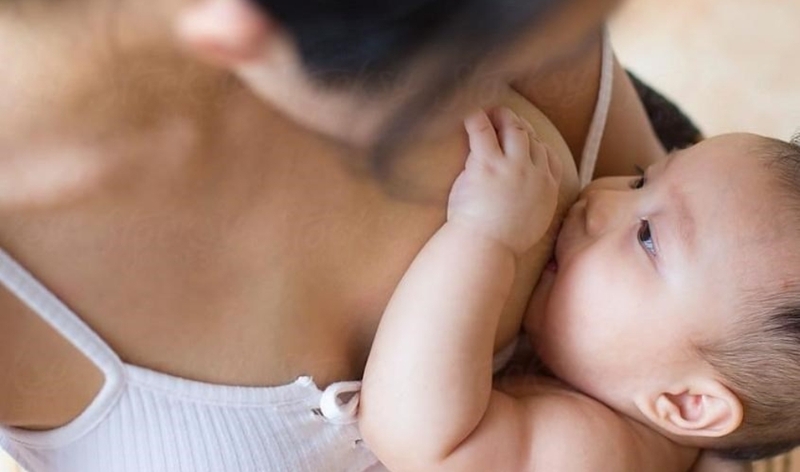 Giải đáp thắc mắc: Trẻ sơ sinh rặn đỏ mặt khi đi ị phải làm sao? 4