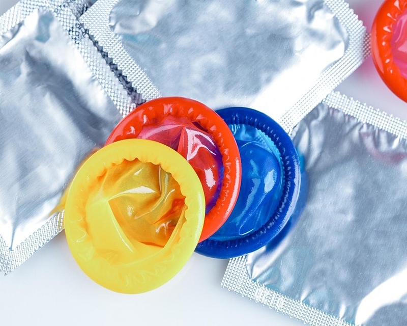 Bao cao su có chứa chất diệt tinh trùng hay không?