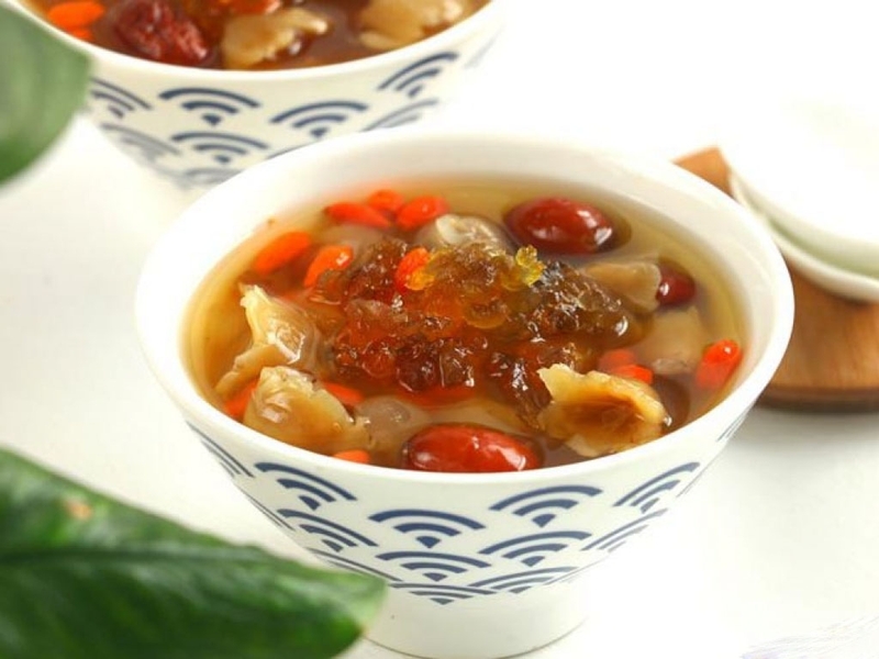 Bạn có thể kết hợp tuyết yến vơi hạt sen,  long nhãn,  kỷ tử và táo đỏ vào để làm thành một loại chè bổ dưỡng