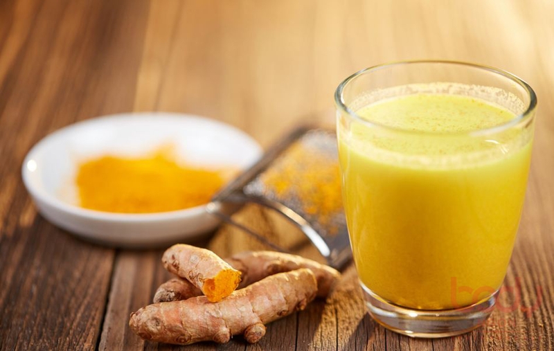 Uống nghệ và mật ong trực tiếp là cách được nhiều người ưa thích vì nhanh chóng và dễ dàng