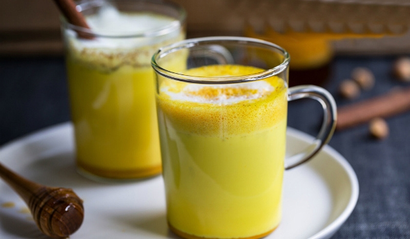 Để đạt hiệu quả tốt nhất, bạn nên uống tinh bột nghệ và mật ong vào mỗi buổi sáng