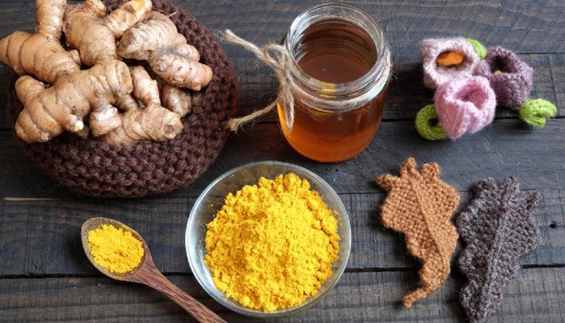 Uống tinh bột nghệ và mật ong sẽ mang lại nhiều lợi ích cho sức khỏe và sắc đẹp của chúng ta