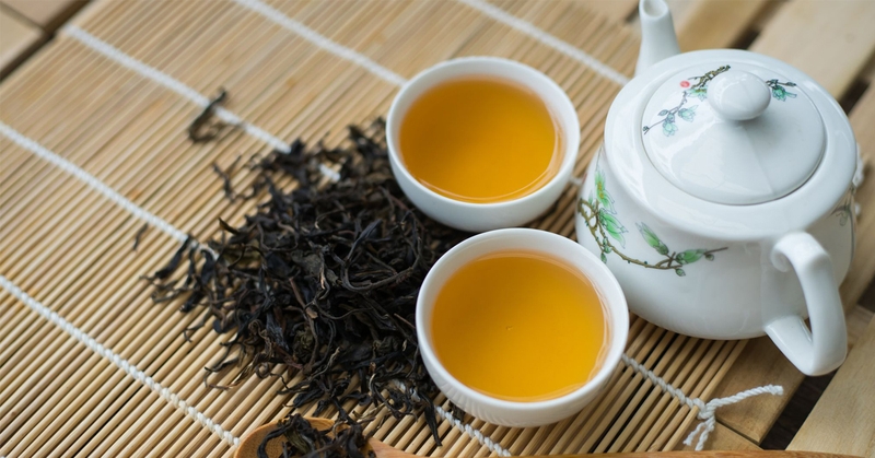 Pha trà ô long bằng lá trà nguyên chất hoặc trà đã qua chế biến