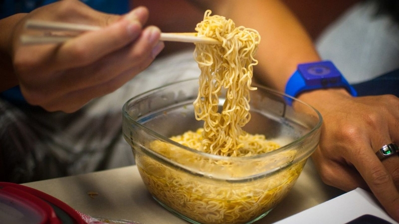 Giải đáp: Trào ngược dạ dày có ăn được mì tôm không? 6