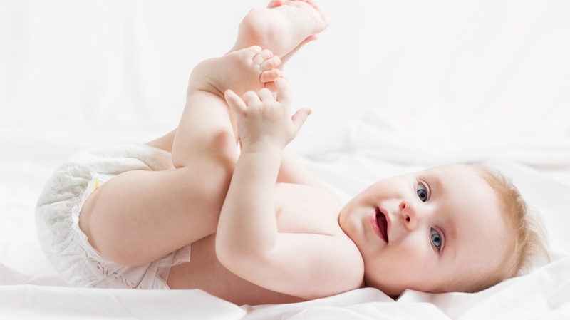 Bố mẹ cần vệ sinh tay sạch sẽ trước khi thay bỉm cho bé